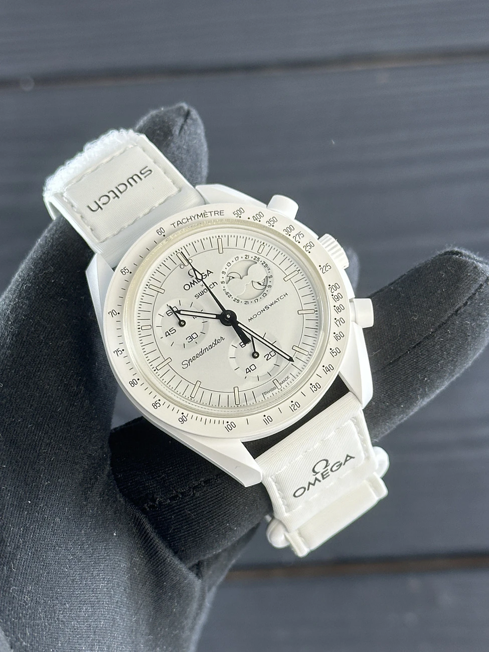 Часы Omega  Moonswatch Snoopy 2024  