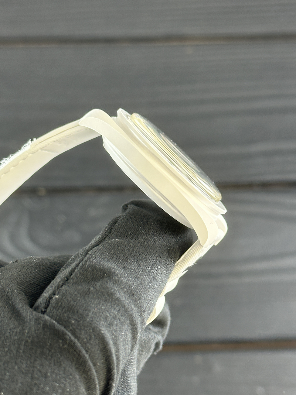 Часы Omega  Moonswatch Snoopy 2024  