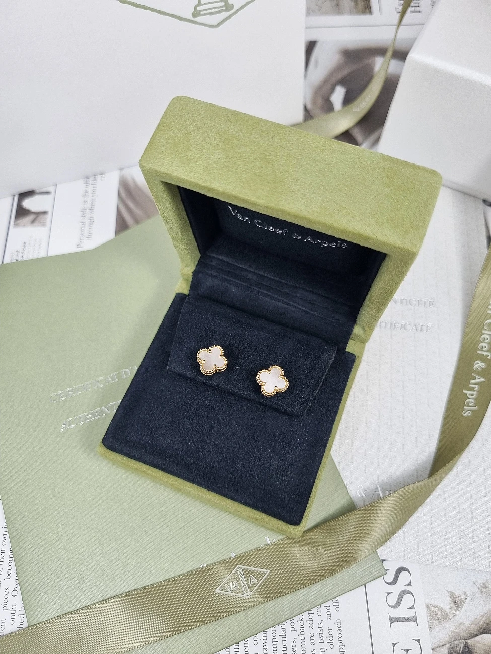 Украшение Van Cleef &amp; Arpels  Sweet Alhambra Earstuds Yellow Gold Mop  VCARA44800 