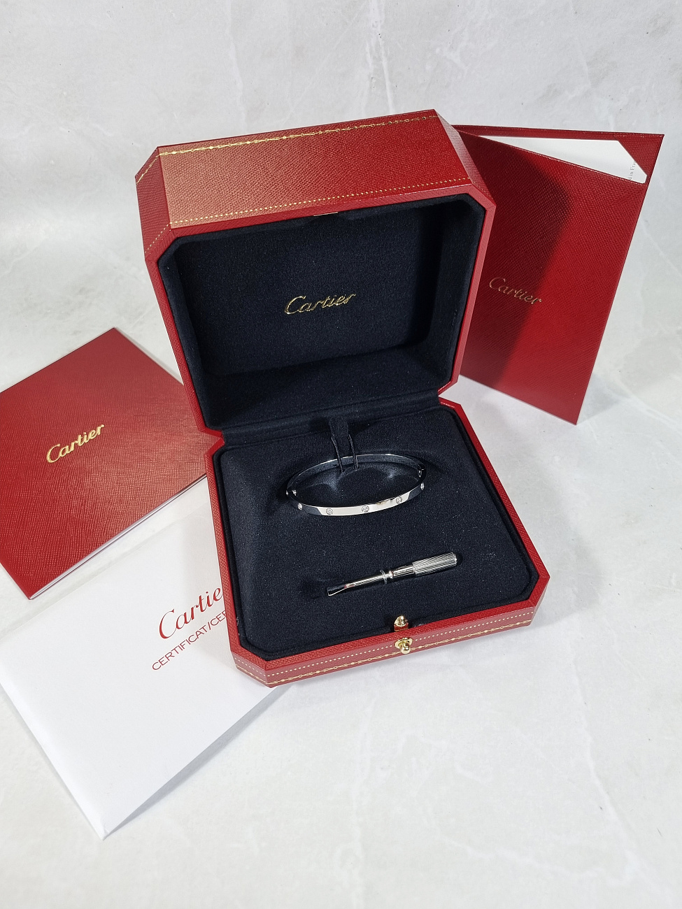 Украшение Cartier  Браслет Love, Small Model, 10 Diamonds  B6048017 