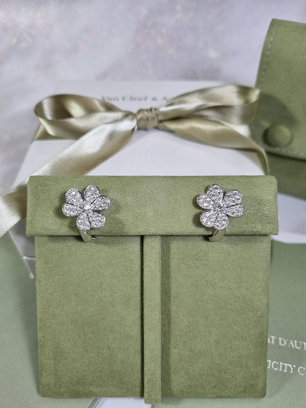 Украшение Van Cleef & Arpels  Frivole Earrings, Small Model  VCARB65800 