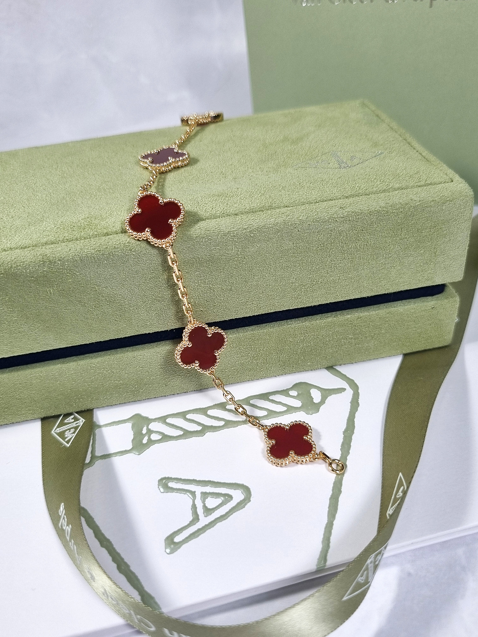 Украшение Van Cleef & Arpels  Vintage Alhambra Bracelet, 5 Motifs Vcard35500  VCARD35500 