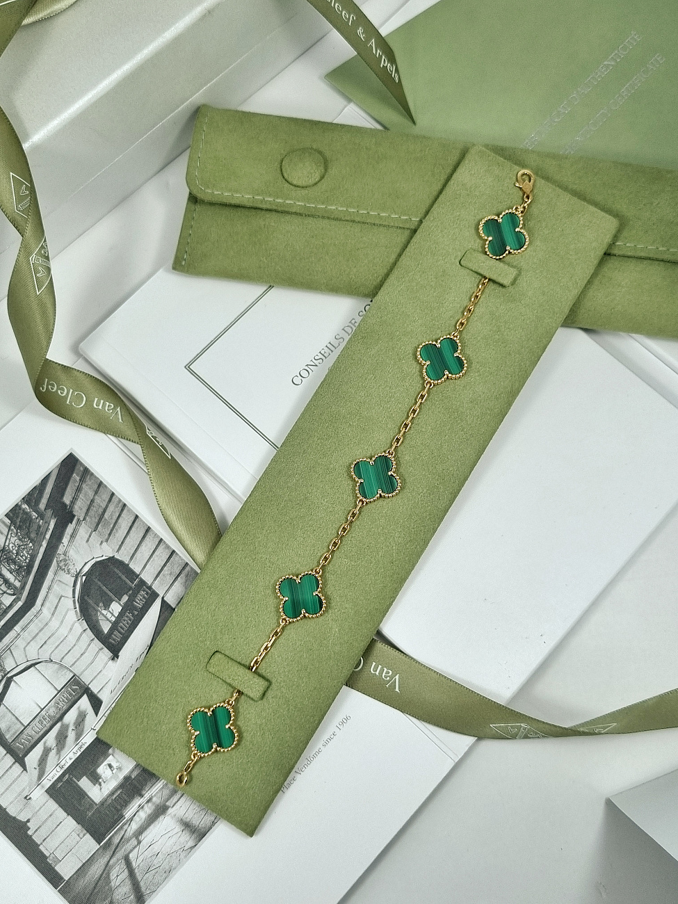 Украшение Van Cleef & Arpels  Vintage Alhambra Bracelet, 5 motifs, Malachite  VCARL80900 