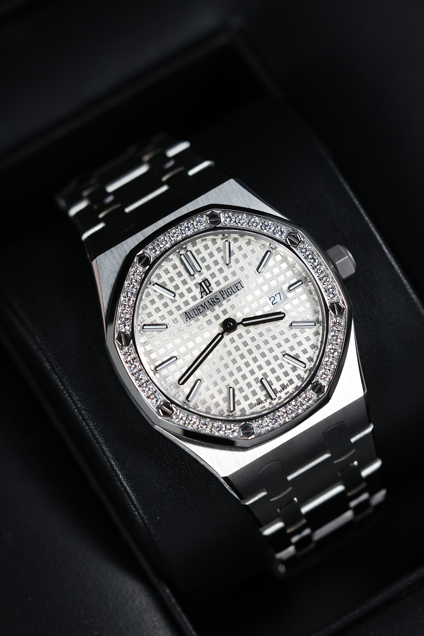 Часы Audemars Piguet  Royal Oak Quartz Steel White Dial Diamond Bezel 33Mm  67651ST.ZZ.1261ST.01