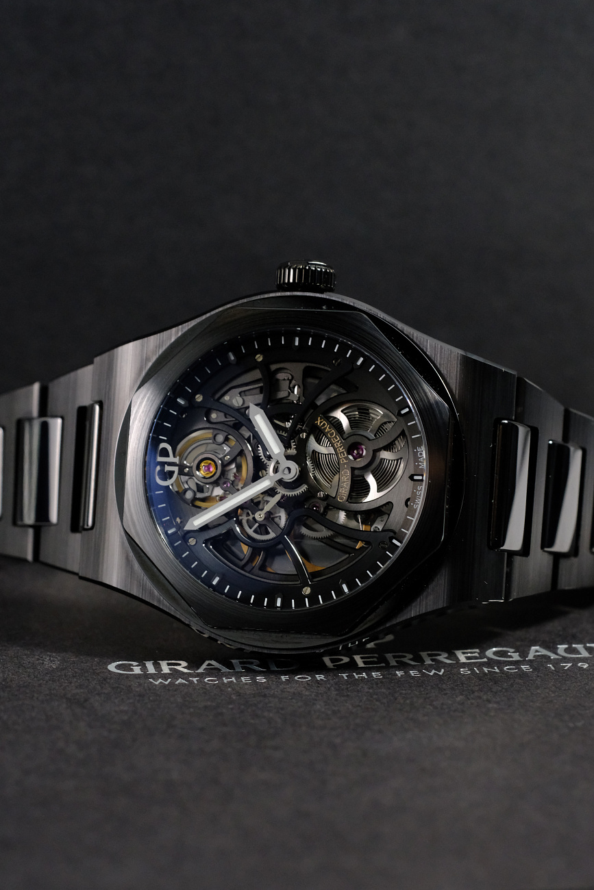 Часы Girard-Perregaux  Laureato Skeleton Ceramic  81015-32-001-32A