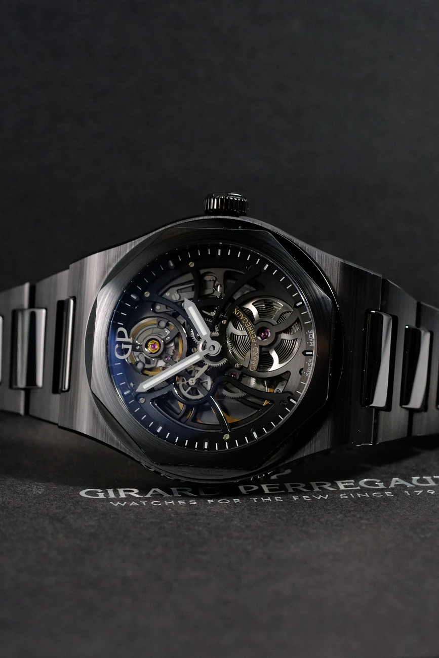 Часы Girard-Perregaux  Laureato Skeleton Ceramic  81015-32-001-32A