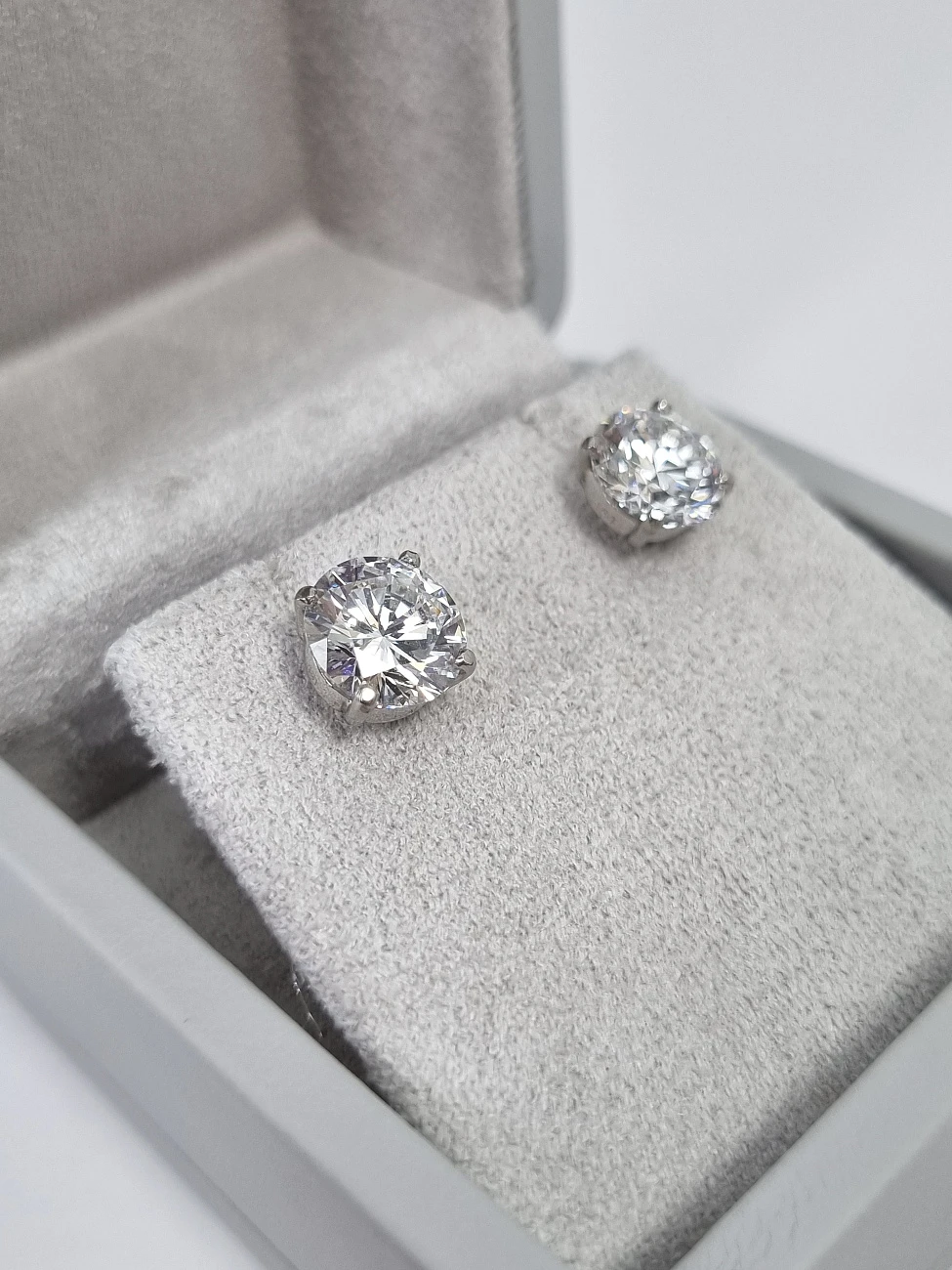 Украшение Graff  Stud Earrings 3,01/3,06 Ct. D-E/Vs1   