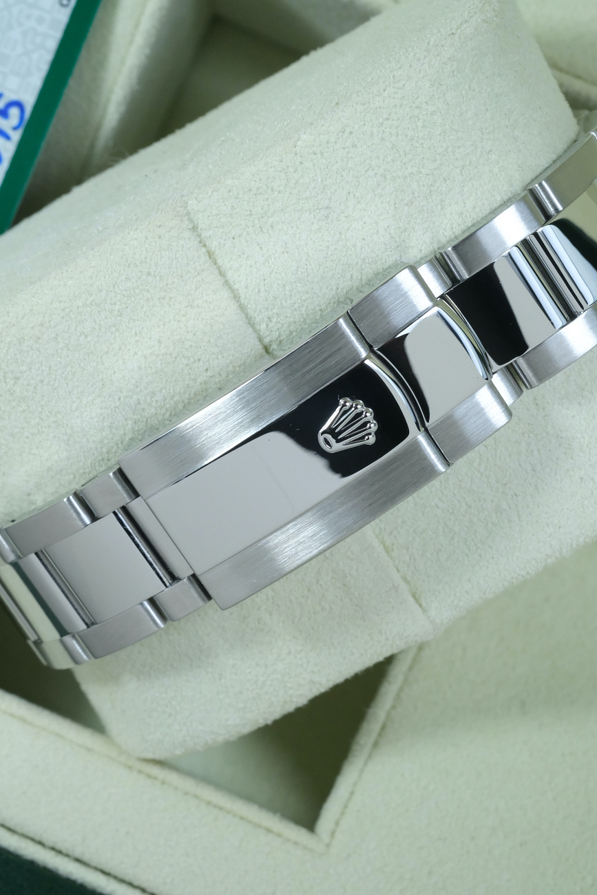 Часы Rolex  Datejust 41Mm Silver Dial Diamond Index  116334