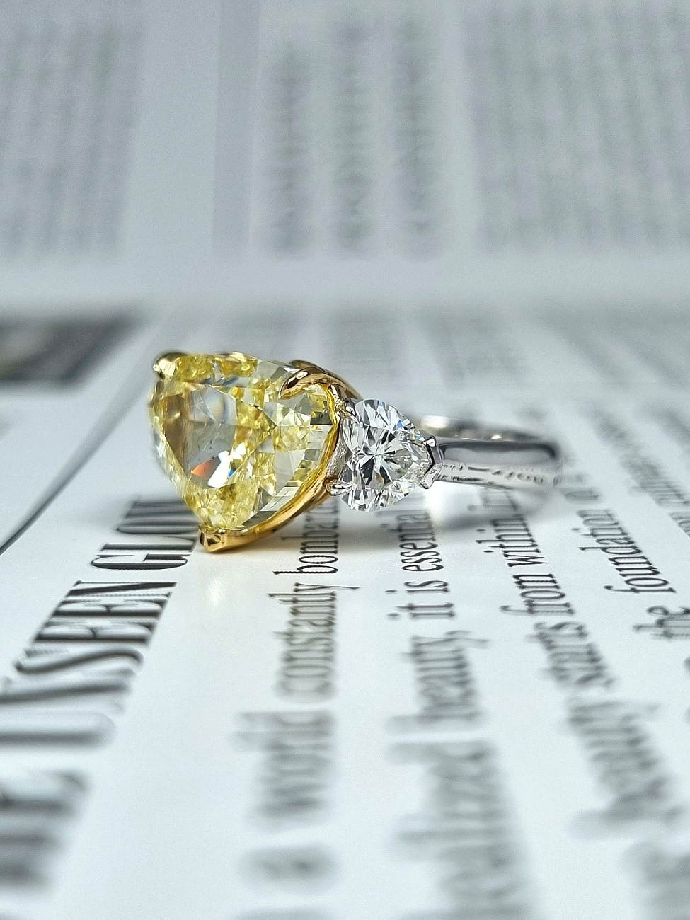 Украшение NO NAME  Кольцо 5,30 ct. Fancy Yellow/Si1 (Heart Diamond)   