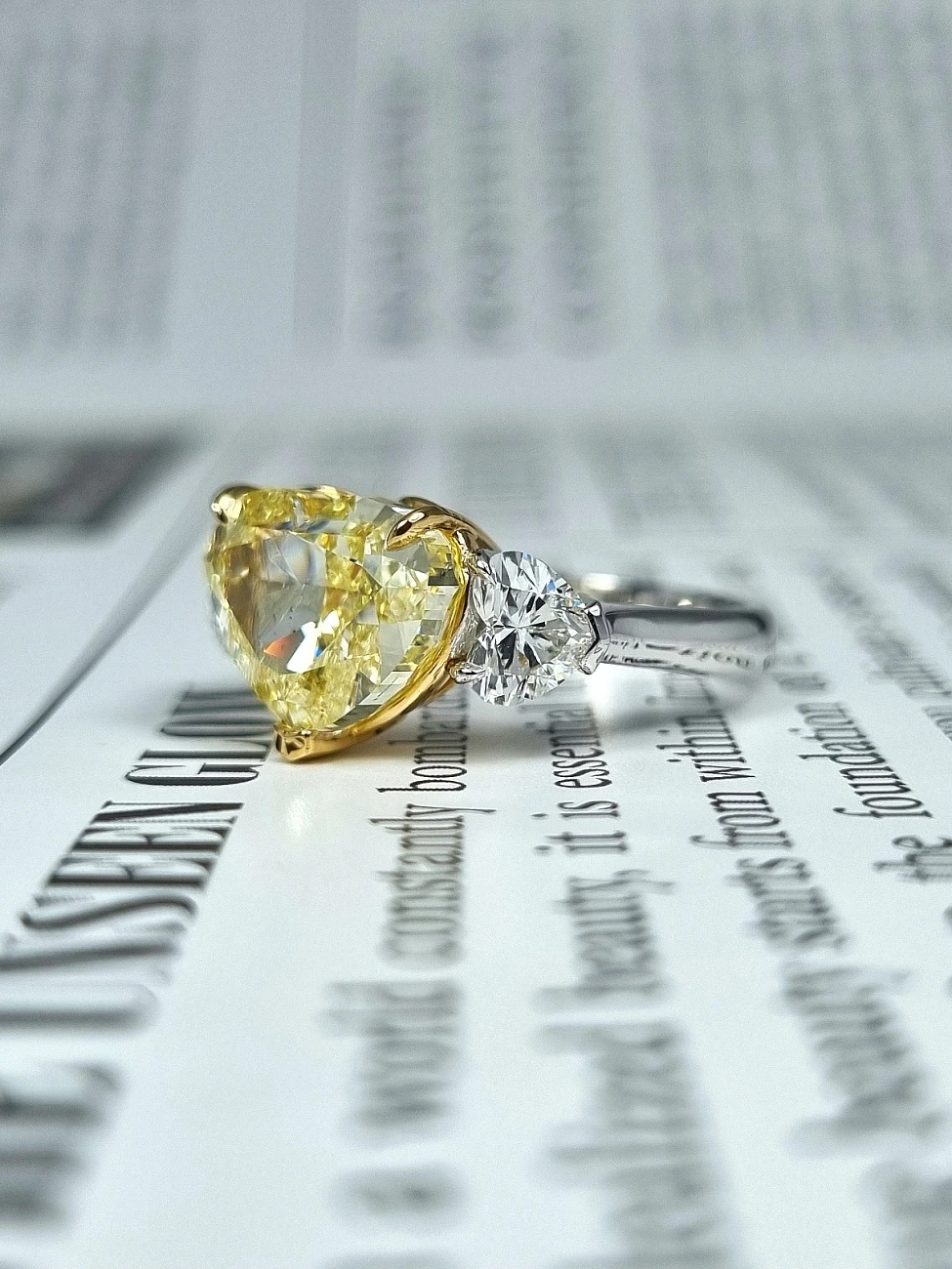 Украшение GIA  Кольцо 5,30 ct. Fancy Yellow/Si1 (Heart Diamond)   