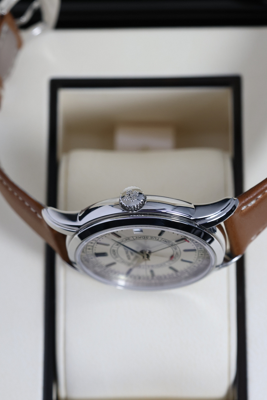 Часы Patek Philippe  Complications Calatrava Weekly Calendar Silvery Opaline Dial 40 mm  5212A-001