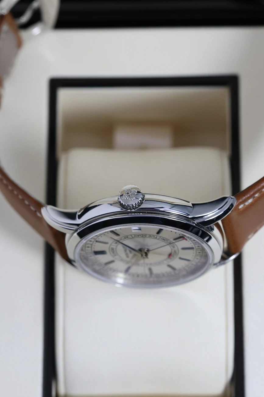 Часы Patek Philippe  Complications Calatrava Weekly Calendar Silvery Opaline Dial 40 mm  5212A-001