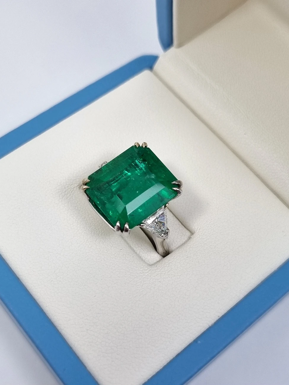 Украшение GRS GemResearch Swisslab  Кольцо с изумрудом 13,82 ct. Vivid Green   