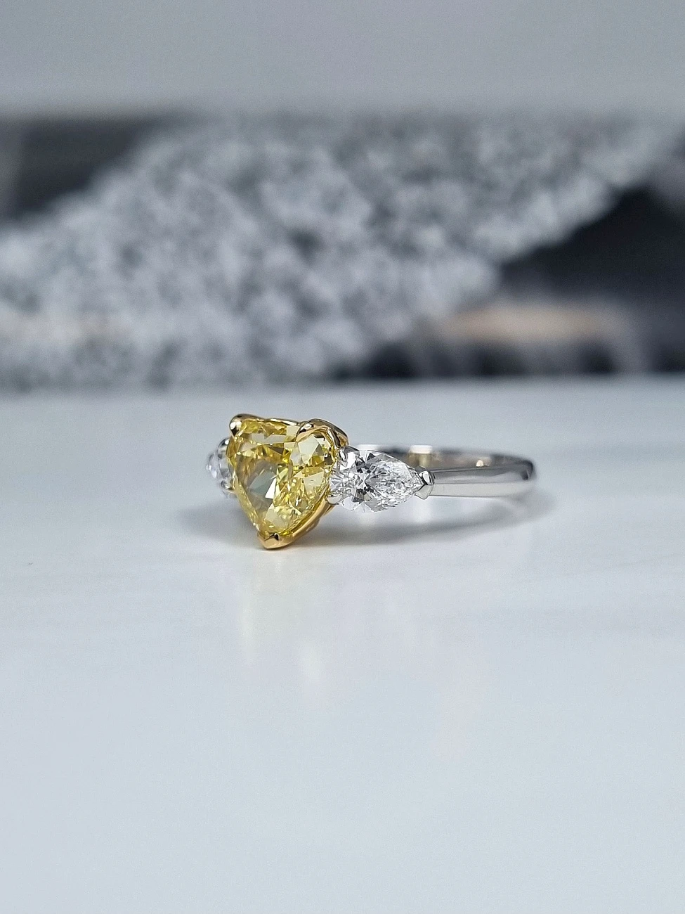Украшение GIA  Кольцо 2,01 ct. Fancy Intense Yellow/VS2 (Heart Diamond)   