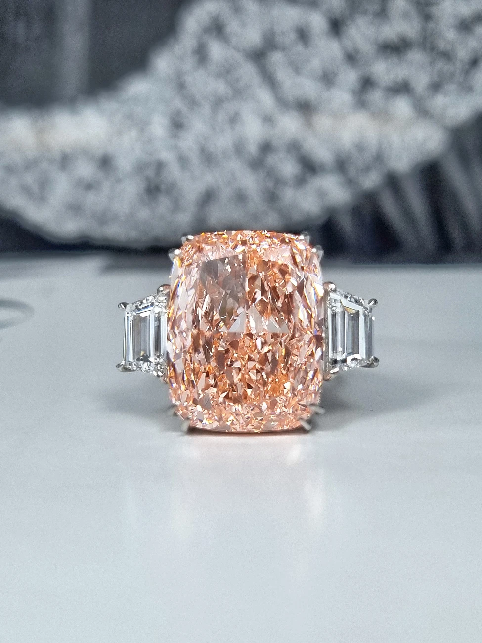 Украшение No Name  Кольцо 3,13 гр. (15,66 ct.) Fancy Vivid Pink/VS1 (Ограненный синтетический алмаз)   