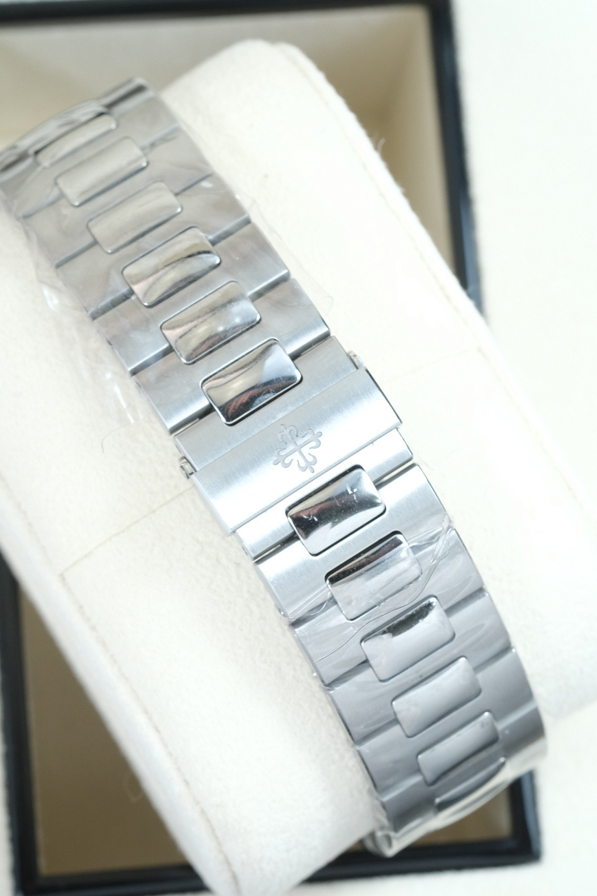 Часы Patek Philippe  Nautilus 5712 Steel  5712/1A-001