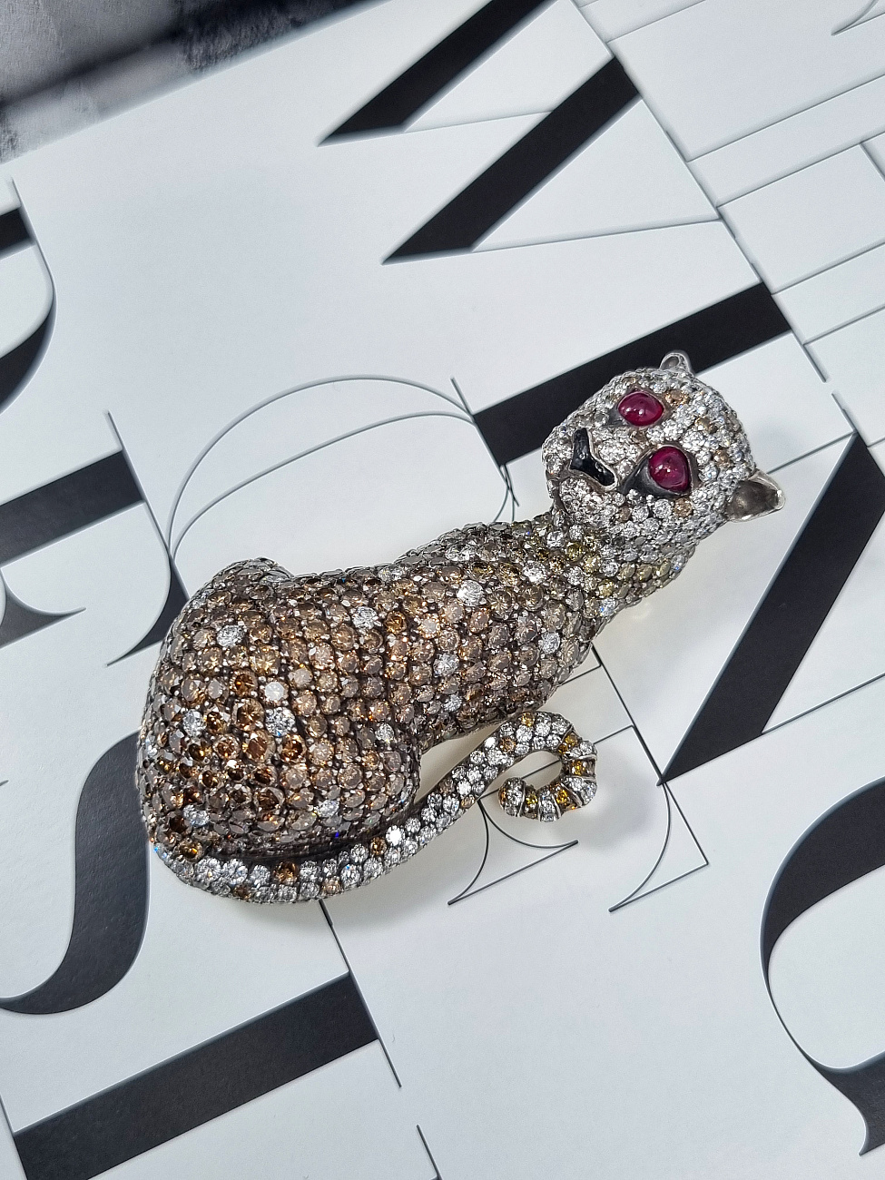 Украшение No Name  Брошь с бриллиантами 27,04 ct.   