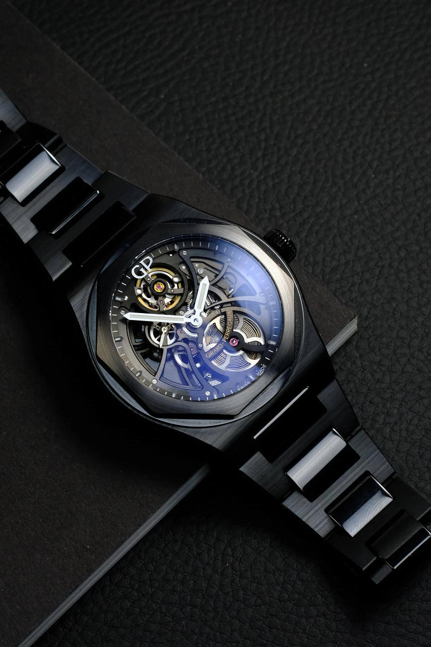 Часы Girard-Perregaux  Laureato Skeleton Ceramic  81015-32-001-32A