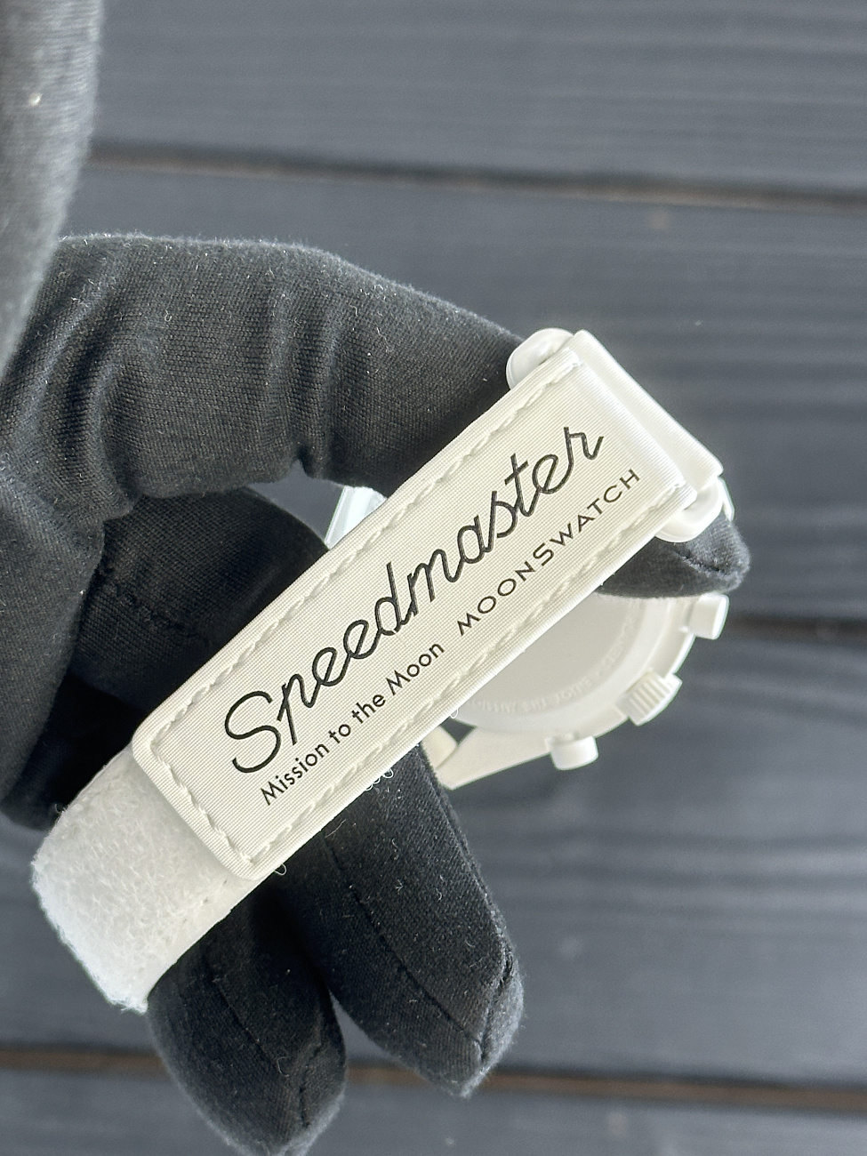 Часы Omega  Moonswatch Snoopy 2024  