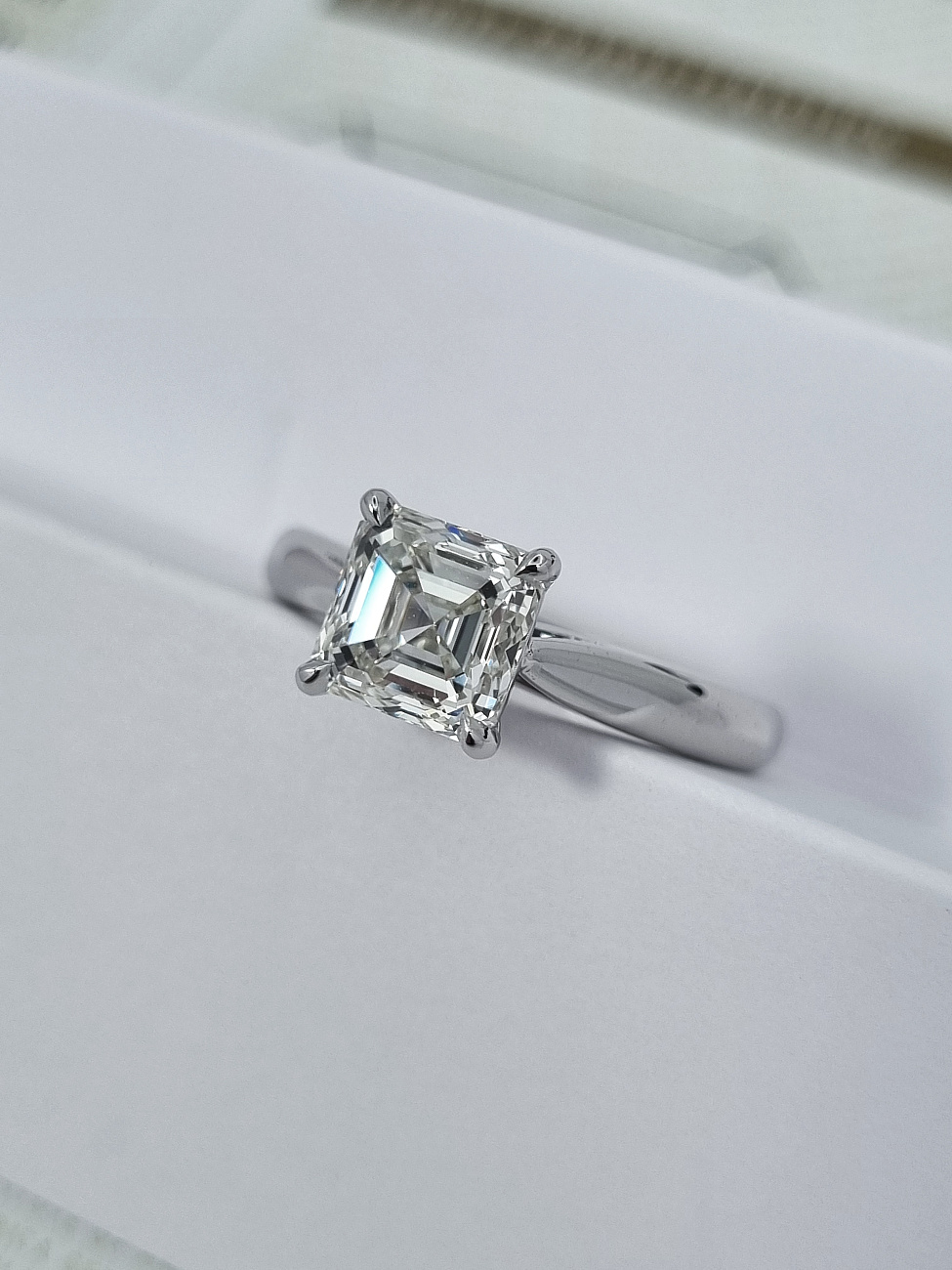 Украшение NO NAME  Кольцо С Бриллиантом 1,76 Ct. J/Internally Flawless   
