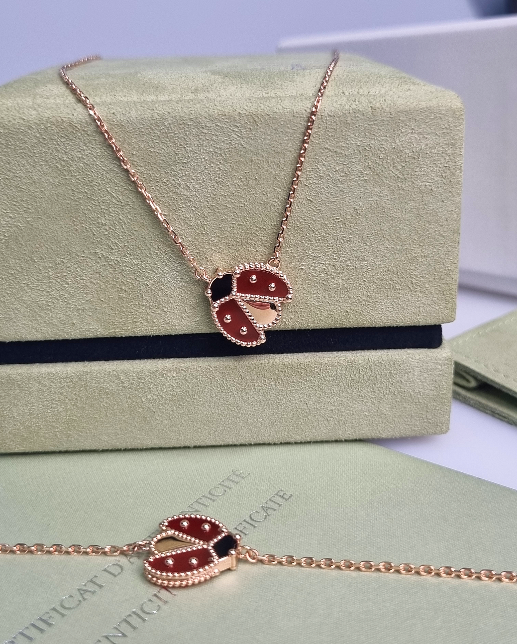 Украшение Van Cleef & Arpels  Lucky Spring Pendant, Open Wings Ladybug  VCARP9X000 