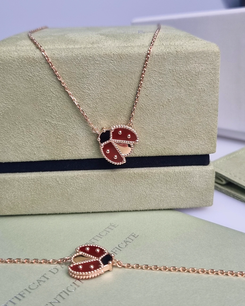 Украшение Van Cleef &amp; Arpels  Lucky Spring Pendant, Open Wings Ladybug  VCARP9X000 