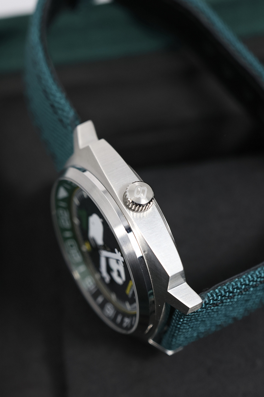 Часы Bamford   Limited Edition Peanuts "Beagle Scout" GMT Limited Edition For Hodinkee  SNOOPY H