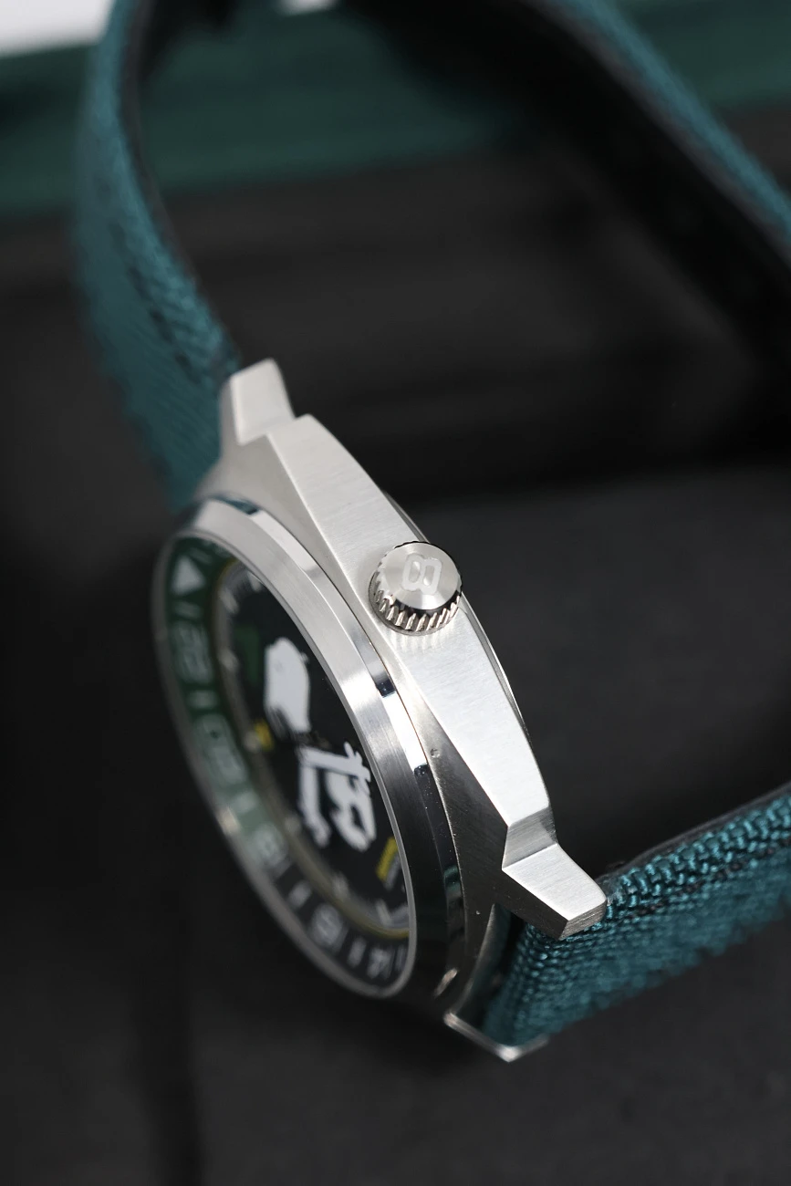 Часы Bamford   Limited Edition Peanuts "Beagle Scout" GMT Limited Edition For Hodinkee  SNOOPY H