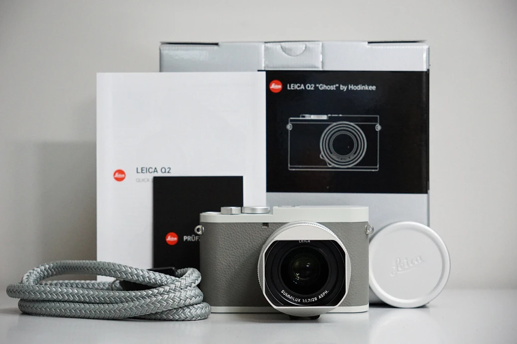 Часы Leica  Цифровой Фотоаппарат Leica Q2 Ghost Edition Hodinkee  