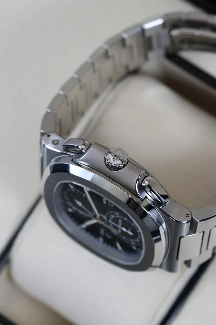 Часы Patek Philippe  Nautilus Travel Time Chronograph  5990/1A-001