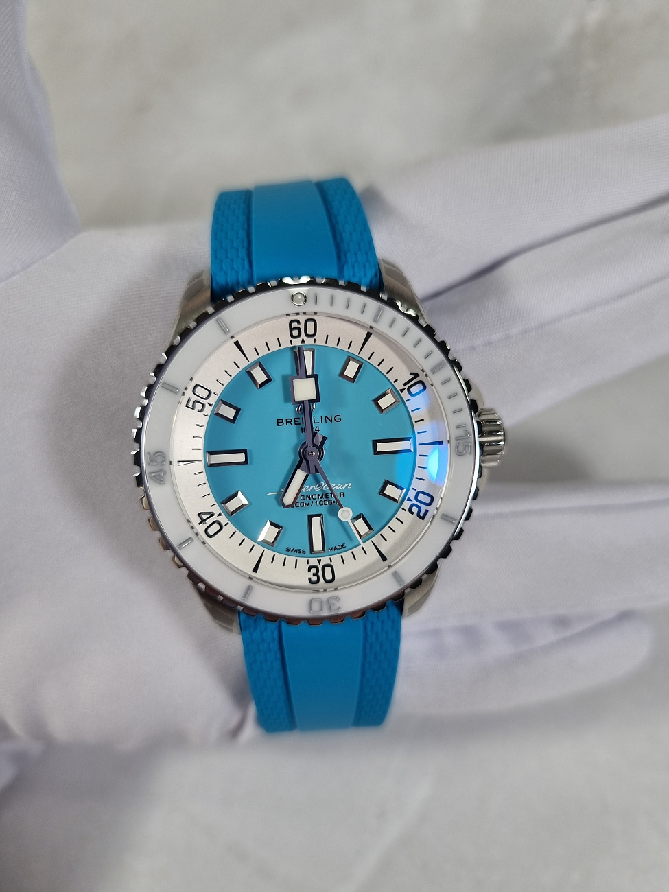 Часы Breitling  Superocean Automatic 36Mm  A17377211C1S1