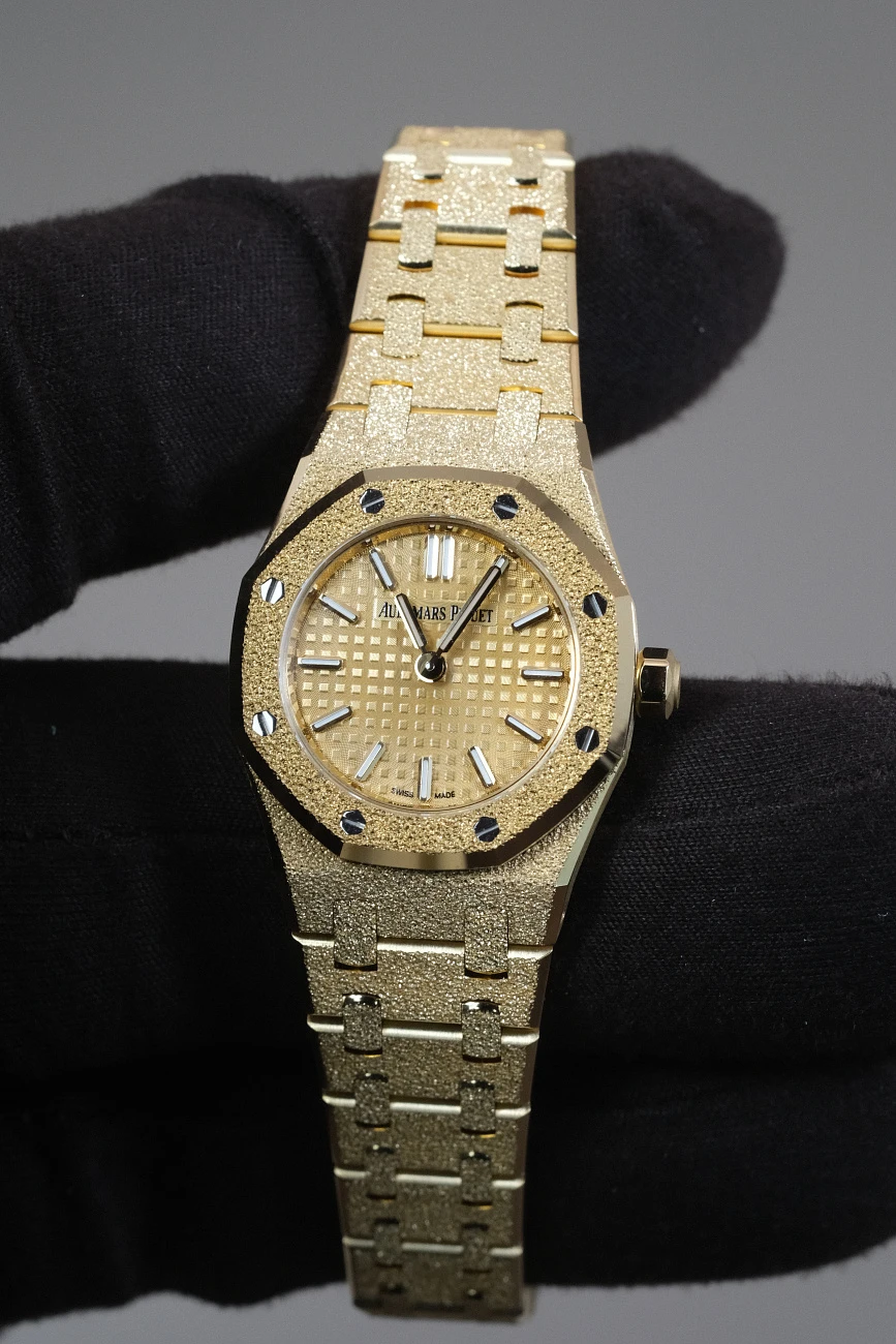 Часы Audemars Piguet  Royal Oak Mini Frosted Yellow Gold 23Mm  67630BA.GG.1312BA.01