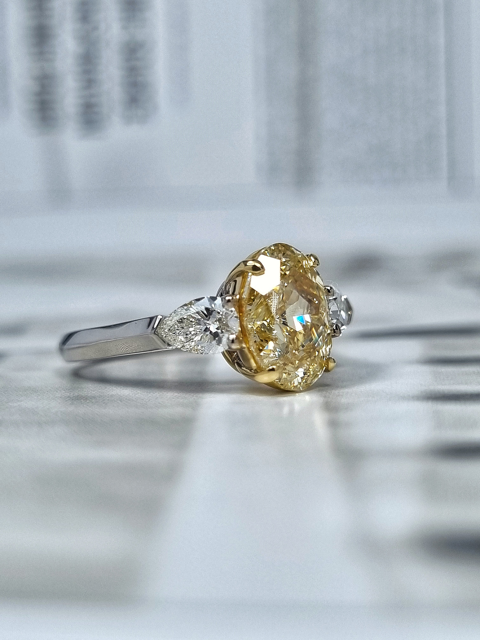 Украшение GIA  Кольцо с бриллиантом 2,68 ct. Fancy Light Yellow/VS1   