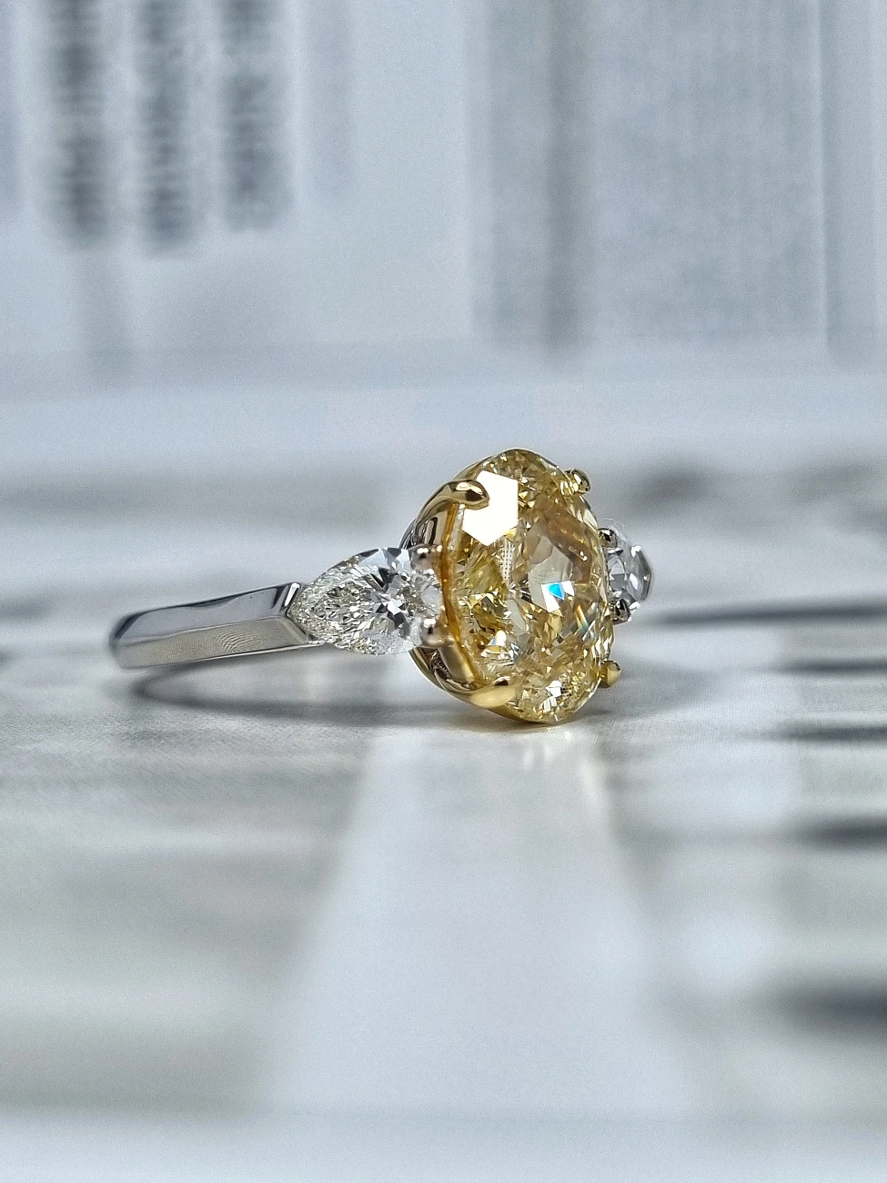 Украшение GIA  Кольцо с бриллиантом 2,68 ct. Fancy Light Yellow/VS1   
