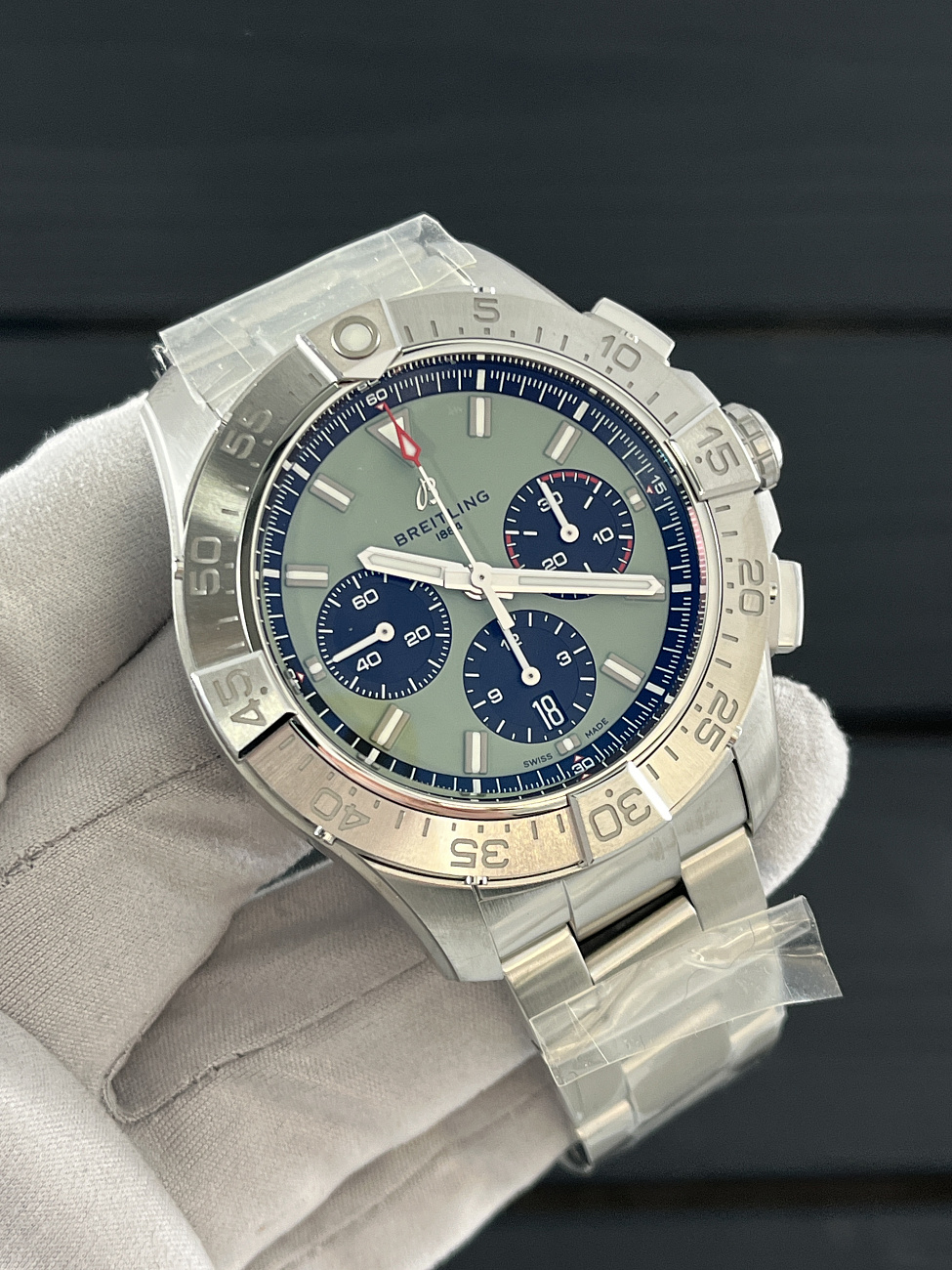 Часы Breitling  Avenger B01 Chronograph 44  AB0147101L1A1