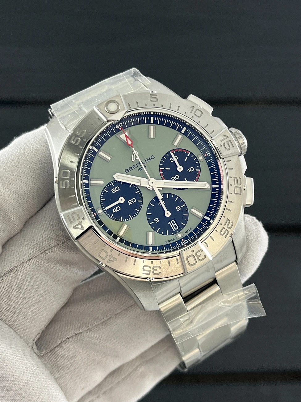 Часы Breitling  Avenger B01 Chronograph 44  AB0147101L1A1