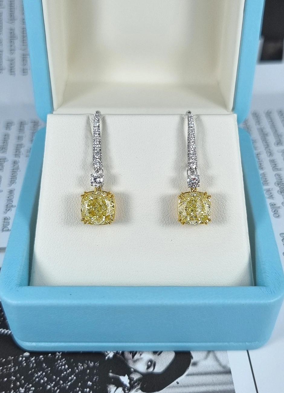 Украшение GIA  Серьги 3,06/3,35 ct. Fancy Light Yellow/Internally Flawless   