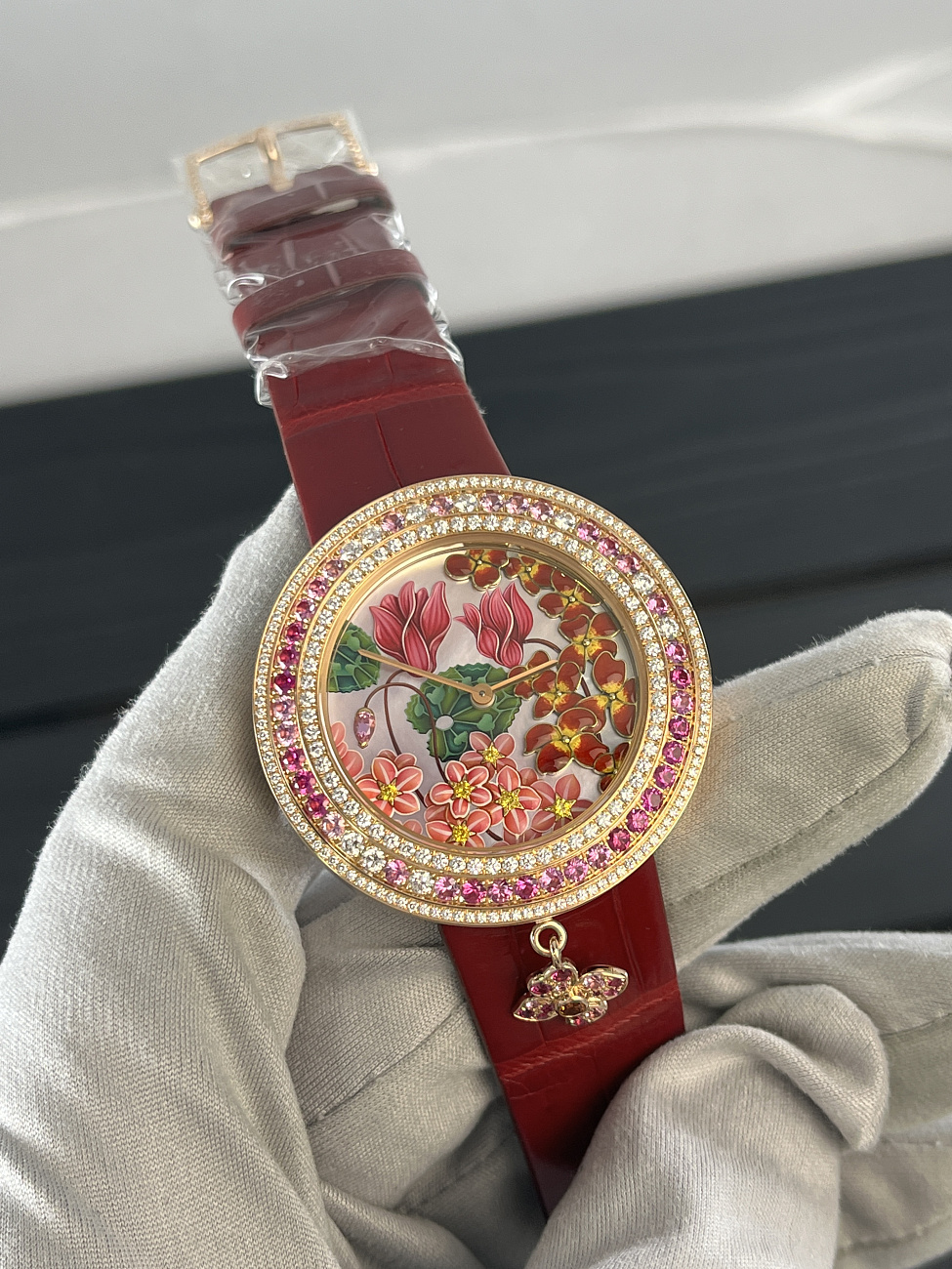 Van Cleef & Arpels в наличии в Москве в &quot;Мануфактуре&quot;! 