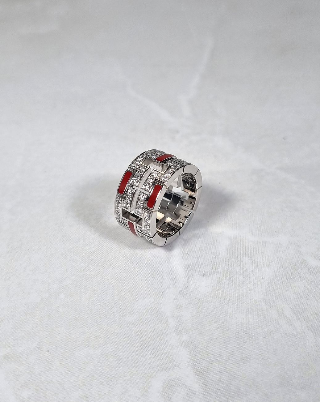 Украшение Cartier  Кольцо Le Baiser Du Dragon Diamond & Red Enamel   