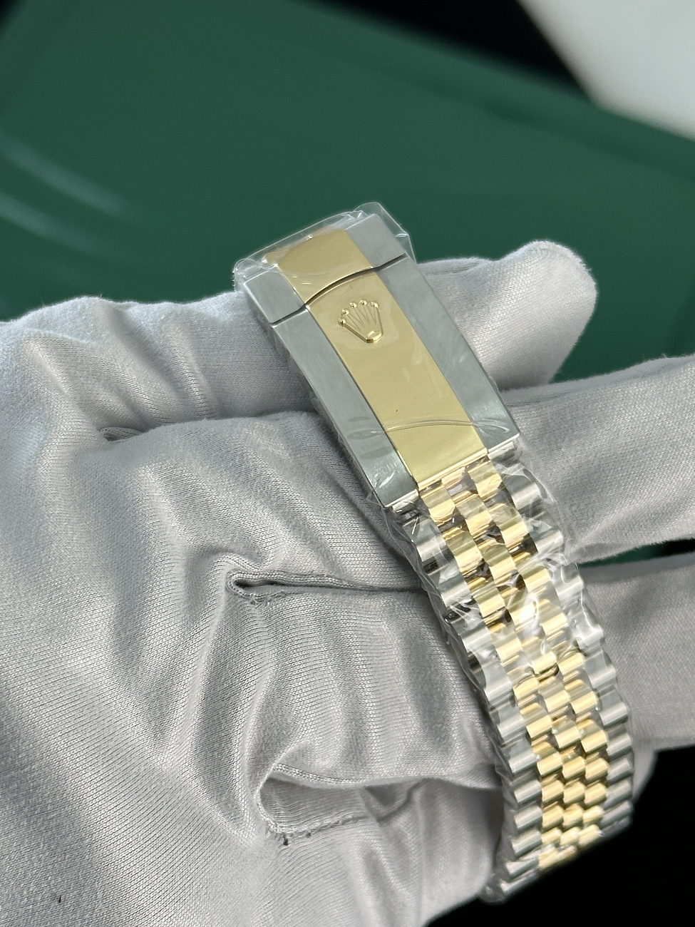 Часы Rolex  Datejust 36Mm Diamond Bezel Silver Roman Dial Steel And Yellow Gold  126283RBR