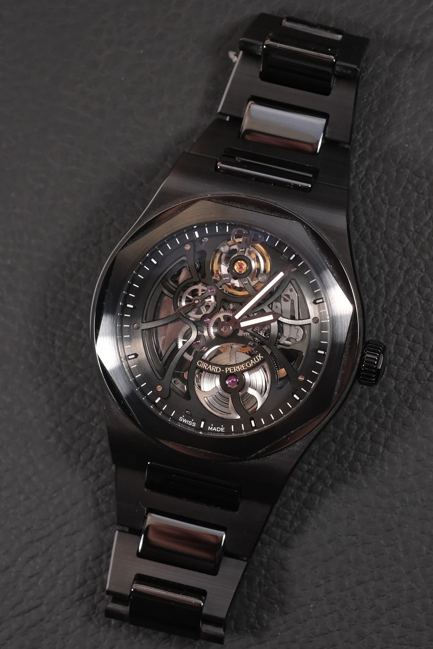 Часы Girard-Perregaux  Laureato Skeleton Ceramic  81015-32-001-32A