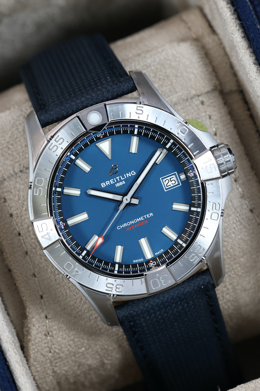 Часы Breitling  Avenger Automatic 42 Blue  A17328101C1X1