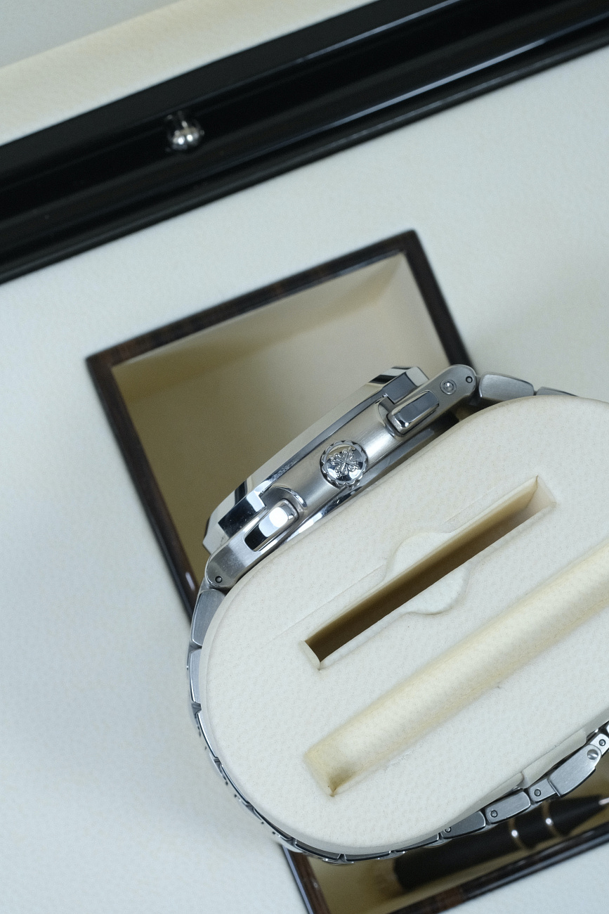 Часы Patek Philippe  Nautilus Travel Time Chronograph  5990/1A-001