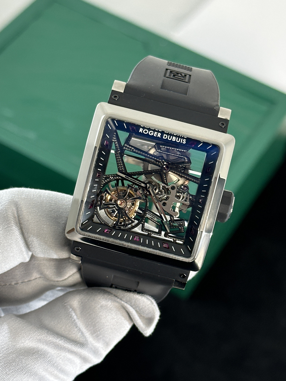 Часы Roger Dubuis  Roger Dubuis King Square Limited Edition Titanium  KS40-02SQ-71-00/S9000/A
