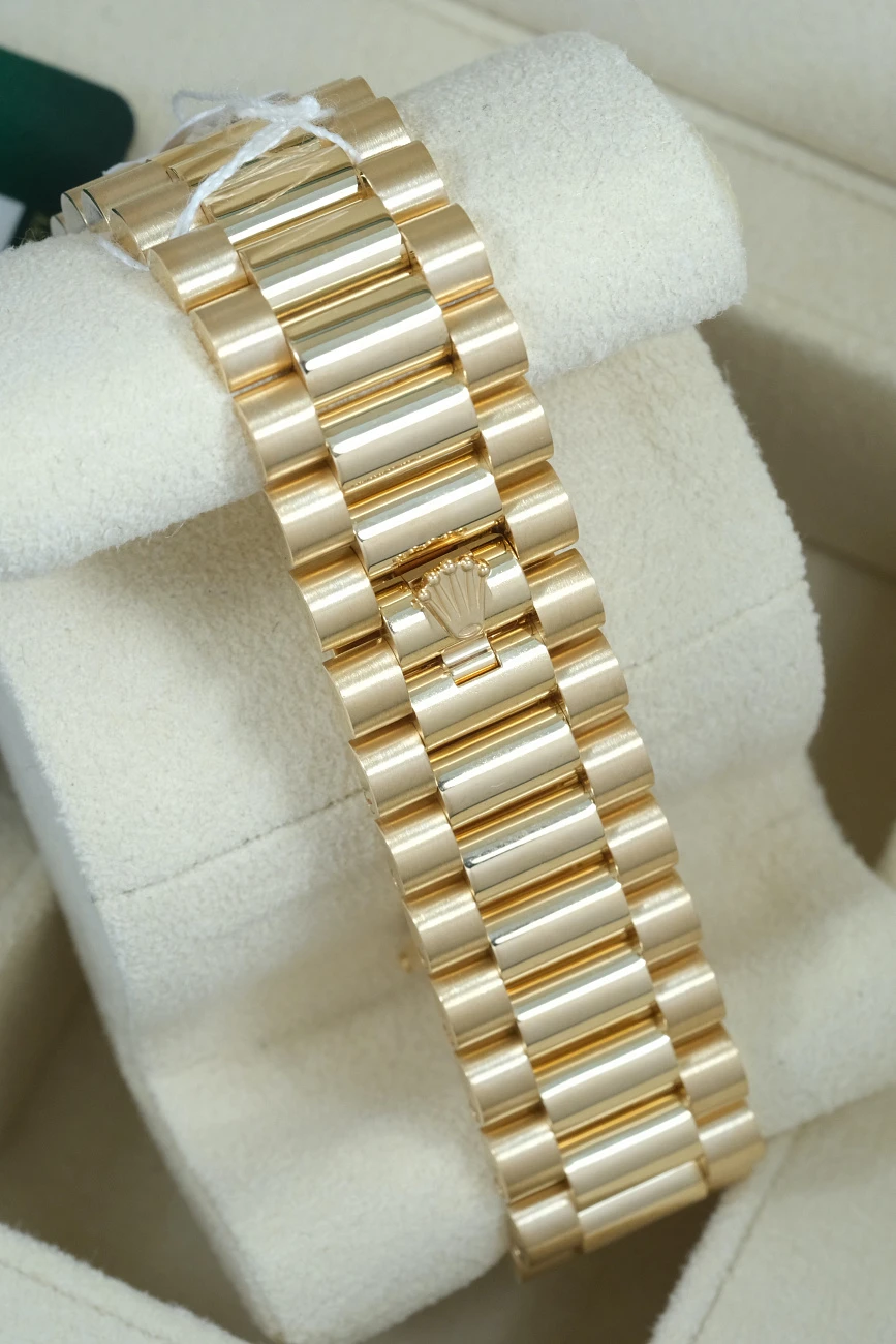 Часы Rolex  Day-Date 40 Yellow Gold White Dial  228238
