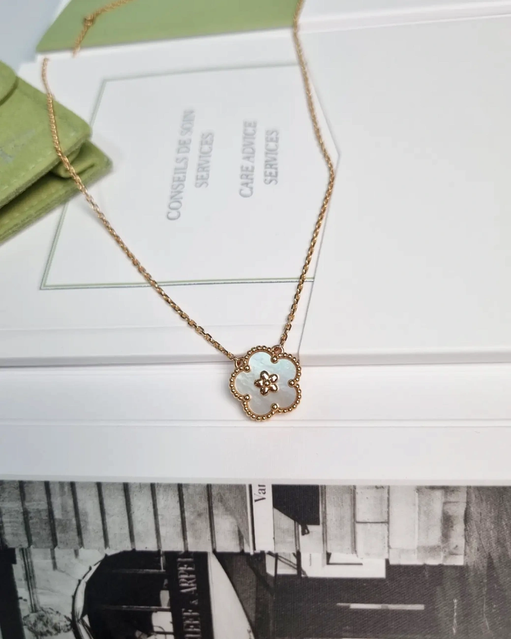 Украшение Van Cleef & Arpels  Подвеска Lucky Spring, Plum Blossom  VCARP9X100 