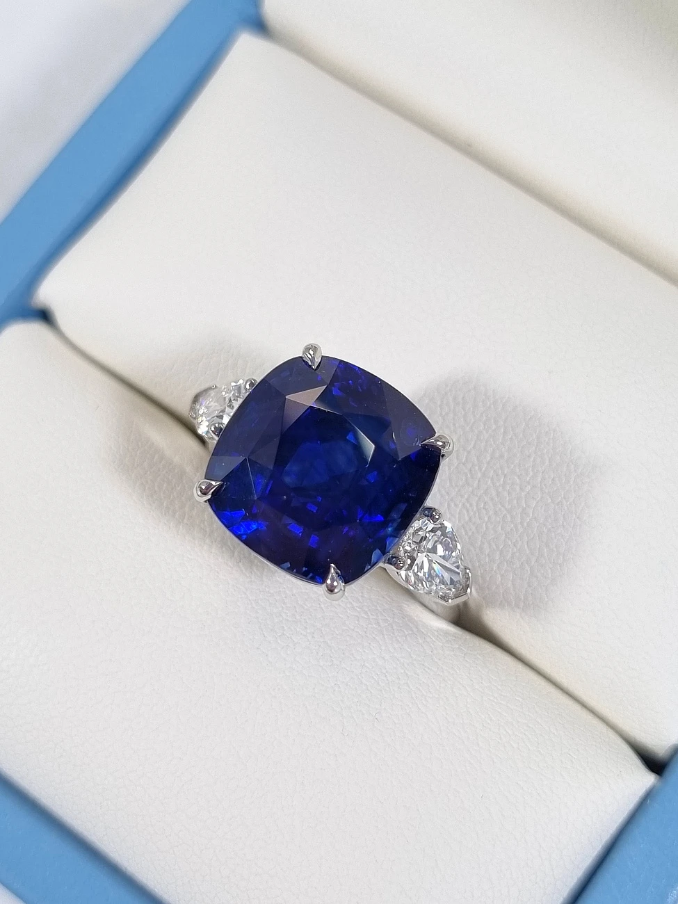 Украшение GRS GemResearch Swisslab  Кольцо с сапфиром 15,94 ct. "Royal Blue"   