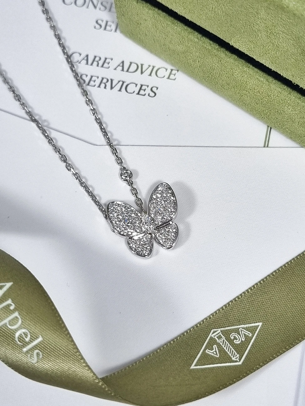 Украшение Van Cleef &amp; Arpels  Two Butterfly Pendant  VCARO3M400 