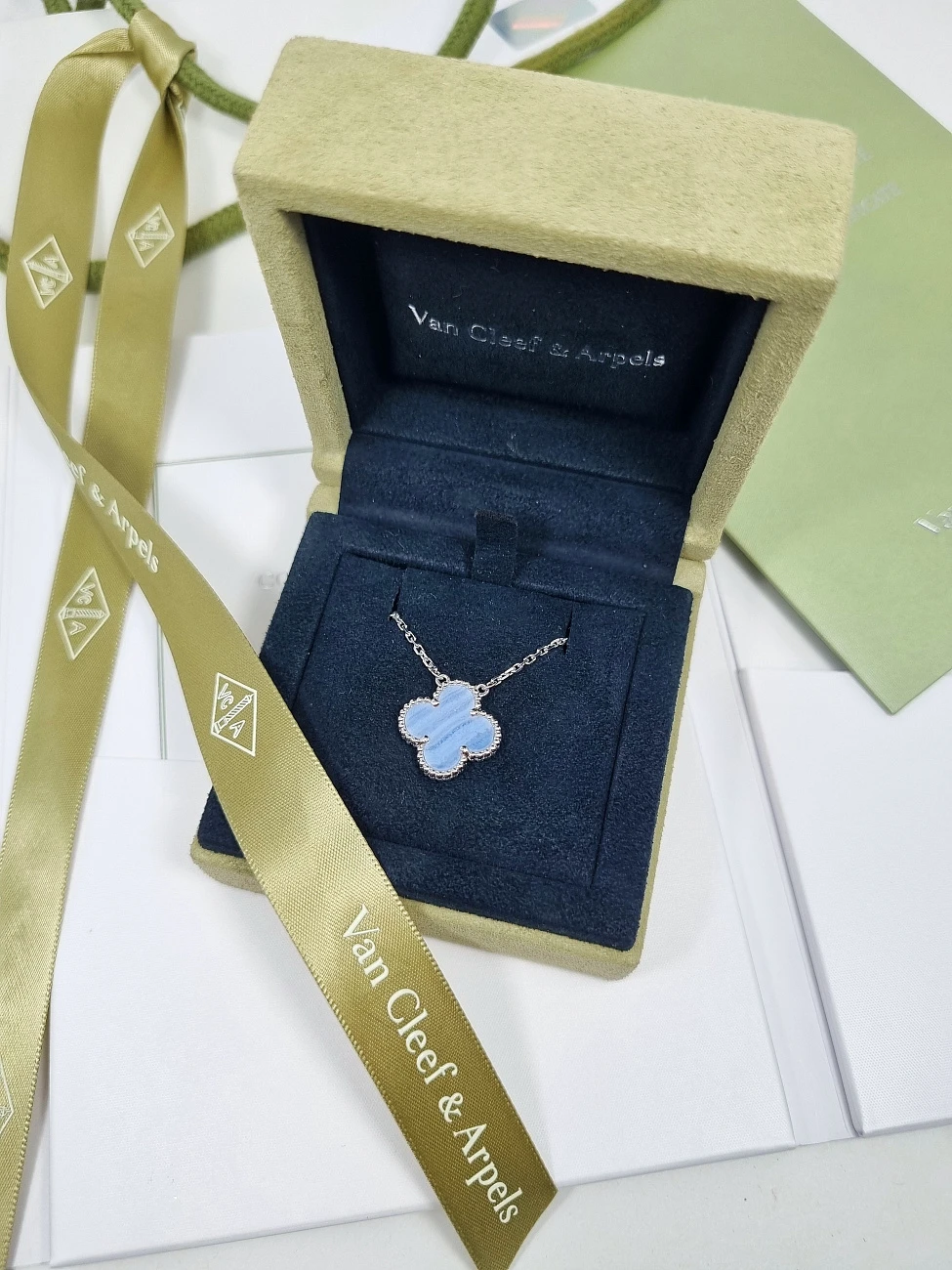 Украшение Van Cleef &amp; Arpels  Vintage Alhambra pendant Chalcedony  VCARD34900 
