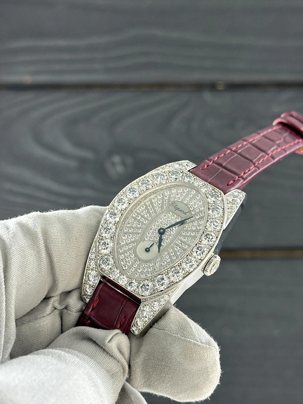 Часы Chopard  Classic White Gold And Diamonds  137001-1001